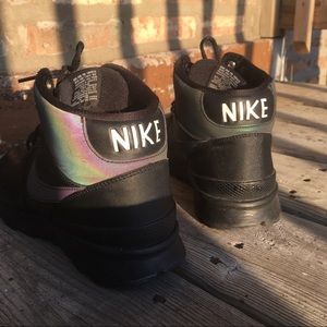nike acorra reflect sneaker boots